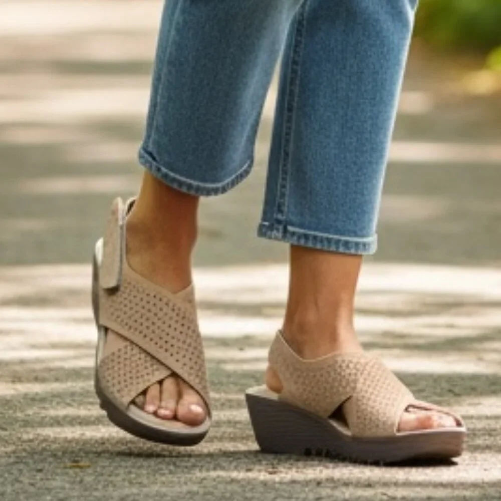 Skechers Perforated‎ Suede Slingback Wedge Cross Strap Sandals Sz 9 Tan 263E